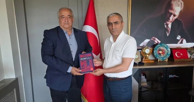 Başkan Öztürk ten Kaymakam Güney e Helvacı Kilimi kitabı takdimi İzmir Haberleri Habertürk Yerel Haberler