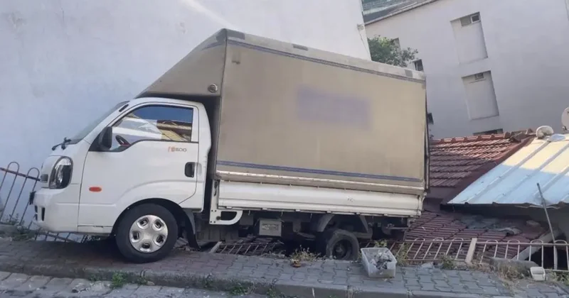 Kağıthane’de geri kayan kamyonet evin çatısına düştü