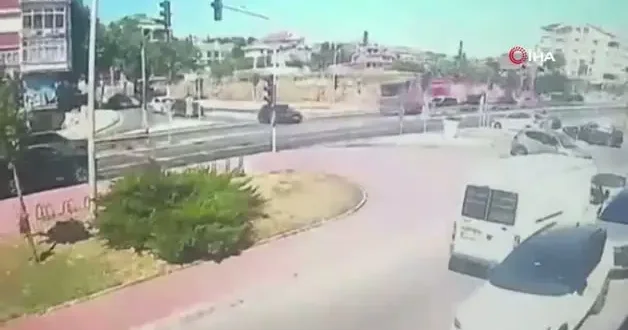 Yangına giden itfaiye aracının devrildiği o anlar ortaya çıktı!
