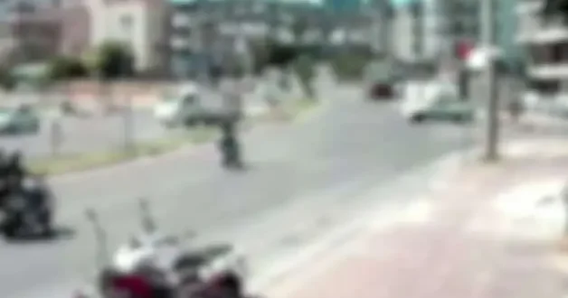 Çocuklarını okuldan almak için yola çıkan anne, motosikletiyle karıştığı kazada hayatını kaybetti