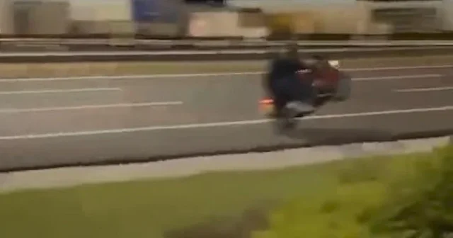 Bilecik’te motosikletlinin trafikteki tehlikeli akrobasi gösterisi pahalıya patladı VİDEO İZLE