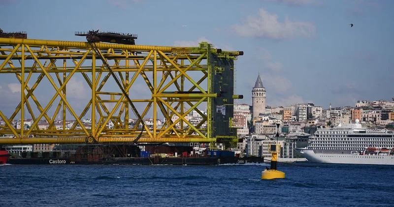 Son dakika: 350 metrelik sondaj platform iskelesi İstanbul Boğazı ndan geçiyor Son dakika haberleri
