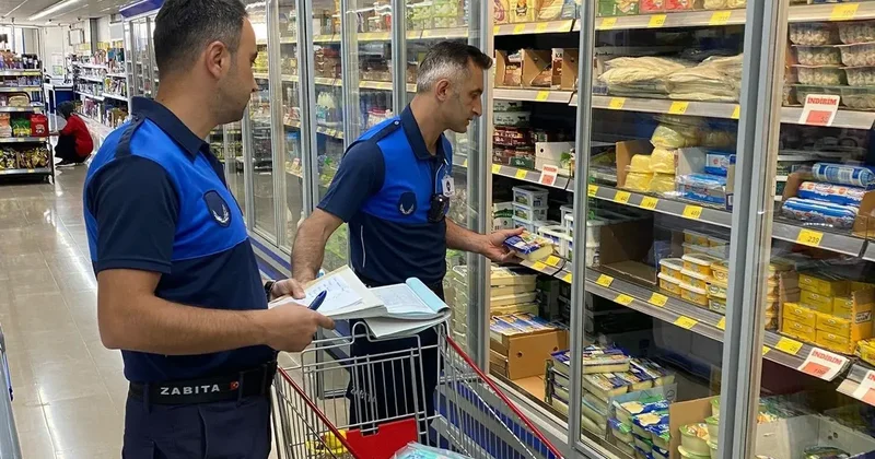 Tosya’da zabıta ekipleri maketleri denetledi