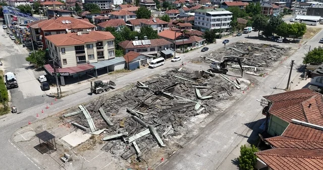 Düzce de riskli yapılar temizliyor Yıpranan yapılar küçük bir darbeyle yerle bir oldu Düzce Haberleri Habertürk Yerel Haberler