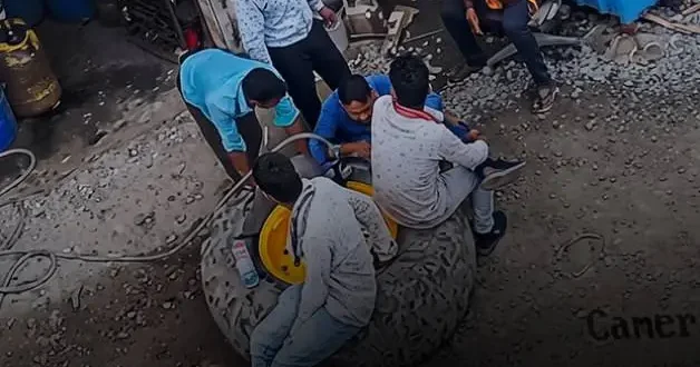 Hindistan da feci olay! Üzerinde oturdukları lastik bomba gibi patladı: 1 ölü, 3 yaralı