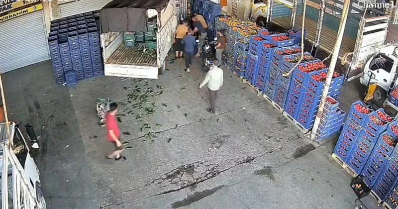 İş yerinin önünde otururken kamyonet çarptı: Kaza anı kamerada