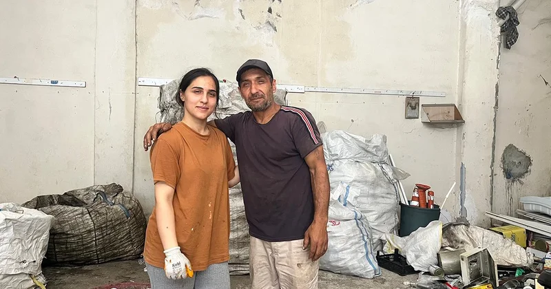 Sokaklardan kağıt toplayarak 3 çocuğunu okuttu: En büyük gururu kızının birinciliği