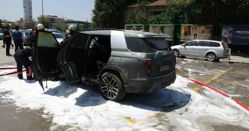 Park halindeki araç yangında kullanılmaz hale geldi