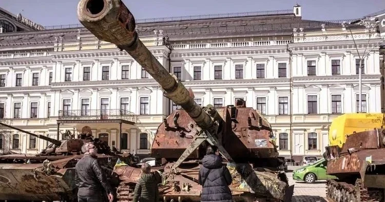 Kiev Rus silahlarını Batı’ya açtı