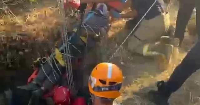 İzmir de yaklaşık 20 metre derinliğindeki kuyuya düşen kişi kurtarıldı VİDEO İZLE