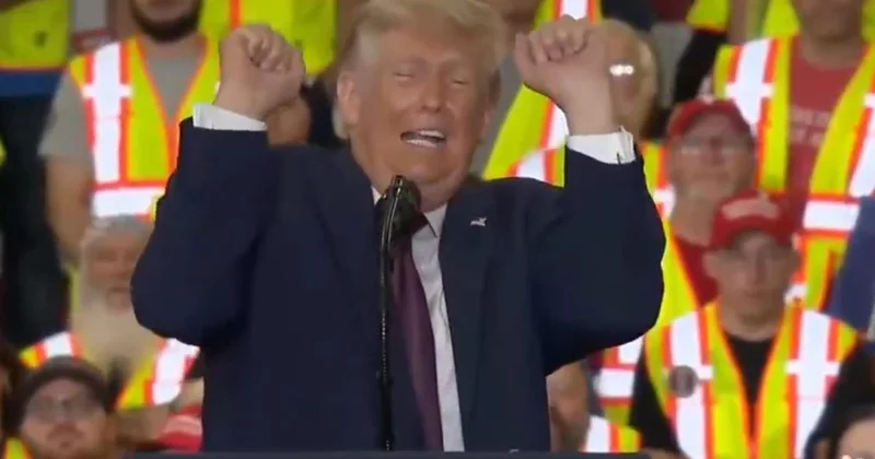 Donald Trump tan kürsüde ilginç hareketler