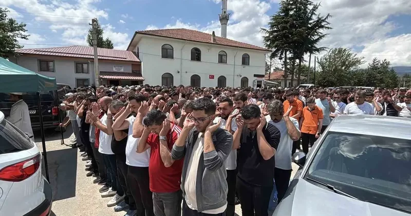 Bolu’da uçuruma yuvarlanan cipte hayatını kaybeden iki sevgili son yolculuklarına uğurlandı