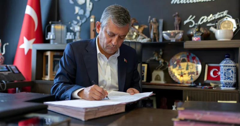 Özgür Özel ve 90 vekil CHP den istifa etti