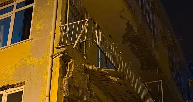 Üsküdar’da balkonunda kısmi çökme meydana gelen 4 katlı bina mühürlendi