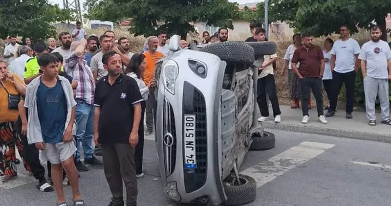 Sultangazi’de orta refüje çarpan otomobil devrildi; kaza kamerada