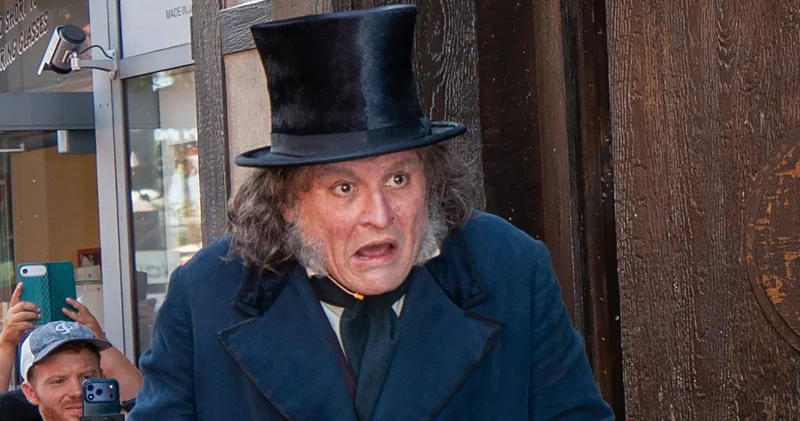 Johnny Depp hayranlarının karşısına Ebenezer Scrooge kılığında çıktı