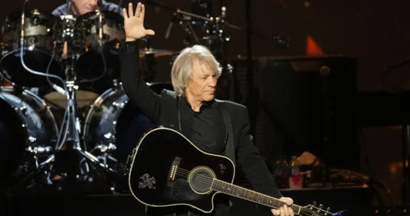 Yıllar sonra sahneye çıkan Jon Bon Jovi konseri aniden kesti