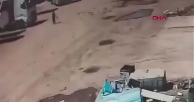 Başıboş köpeklerin saldırdığı çocuğu, babası ve amcası kurtardı