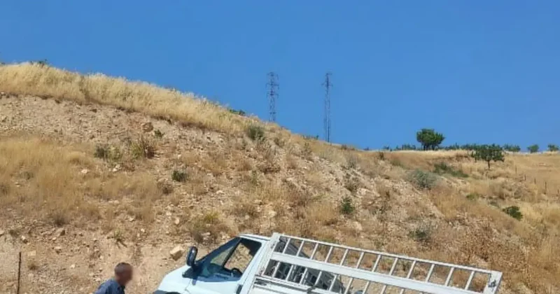 Siirt’te hafif ticari araç yoldan çıktı