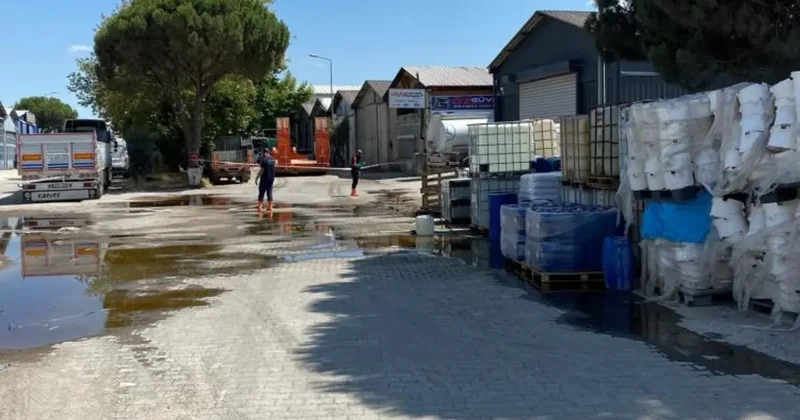 Balıkesir de yere dökülen kimyasal madde kum emdirilerek temizlendi