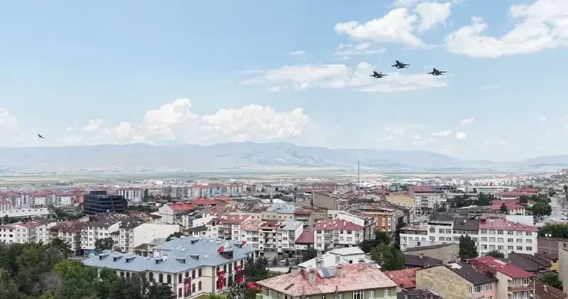 Hava Kuvvetlerinden Erzurum Kongresi nin yıl dönümüne özel selamlama uçuşu