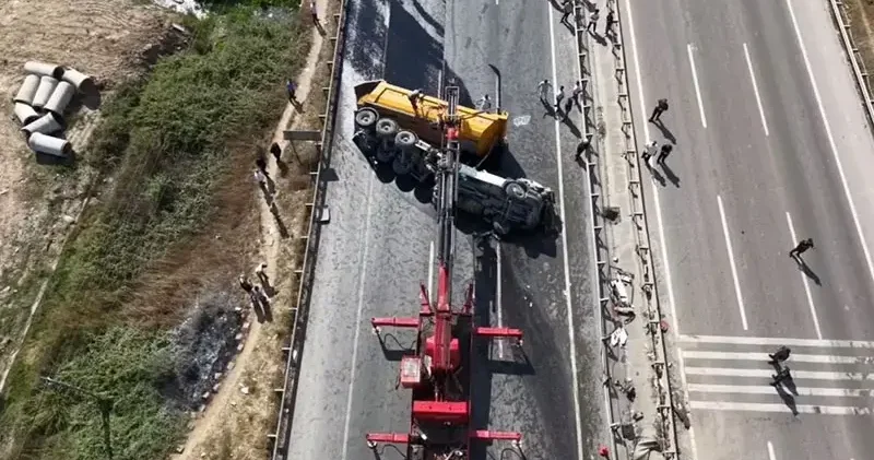 Çekmeköy’de hafriyat kamyonu takla attı; şoför ağır yaralandı