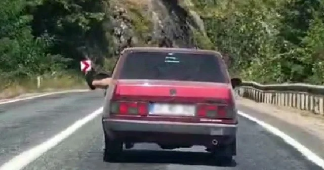 Ayaklarını camdan sarkıtarak trafiği tehlikeye attı Karabük Haberleri Habertürk Yerel Haberler