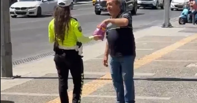 İzmir de trafik polisi Mevlit Kandili nde çikolata dağıttı İzmir Haberleri Habertürk Yerel Haberler