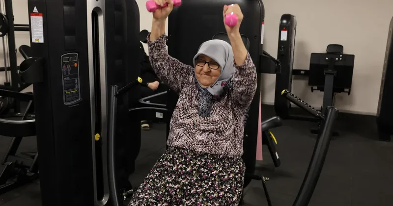 82 yaşındaki kadın, sporla bastonunu attı