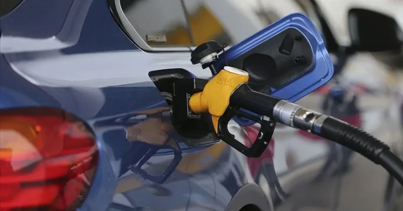 Benzinin litre fiyatına 2 lira 74 kuruş zam geliyor