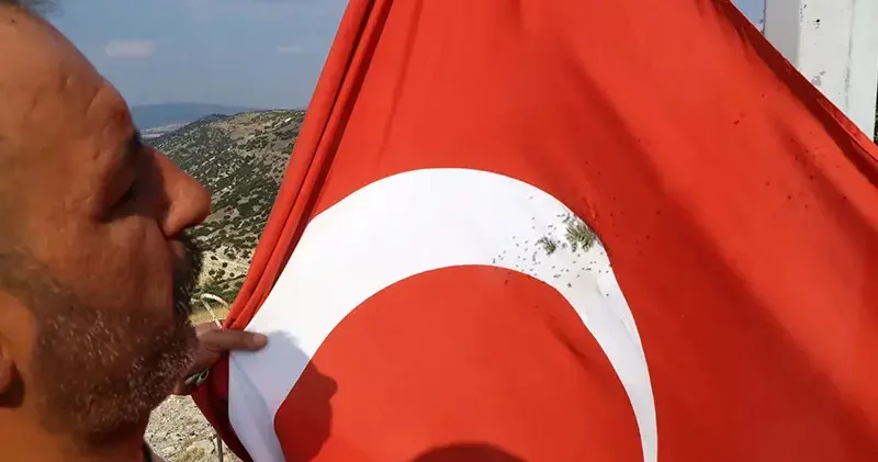Türk bayrağına tüfekle zarar verildi