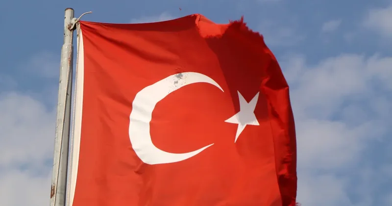 Burdur da Türk bayrağına çirkin saldırı! Av tüfeği ile ateş edildi