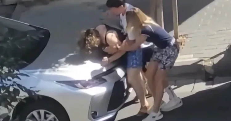 Şişli de ilginç olay! Sesleri tüm mahallede yankılandı: Üvey kardeş ve abla, anneleriyle tekme tokat kavga etti