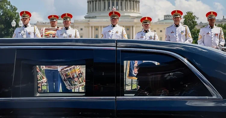 Trump çifti Canavar la yarış pistine çıktı