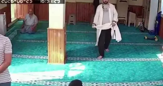 Şortla namaza gelen çocuğa cübbesini veren imamın davranışı takdir topladı