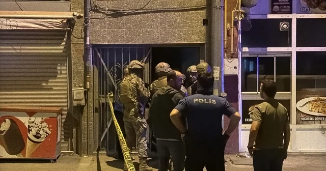 Çatıdan çatıya dolaştı, polisi saatlerce uğraştırdı Ailesiyle tartışıp dama çıktıktan sonra çatılarda dolaşan şahıs için Özel Harekât ekipleri devreye girdi Eskişehir Haberleri Habertürk Yerel Haberler