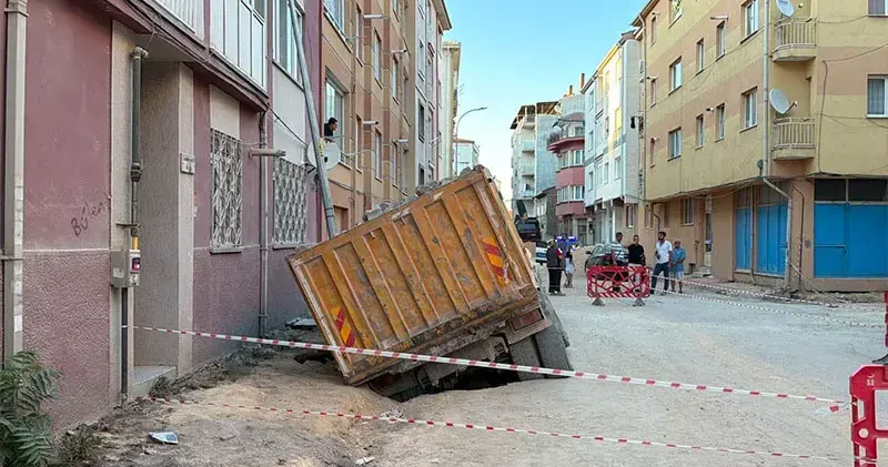 Hafriyat kamyonu, çöken yoldaki çukura düştü