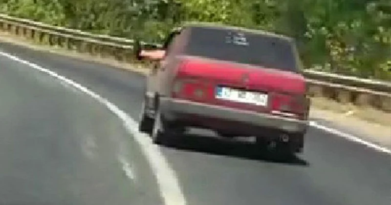 Sürücü, Otomobilden Ayağını Dışarı Çıkardı