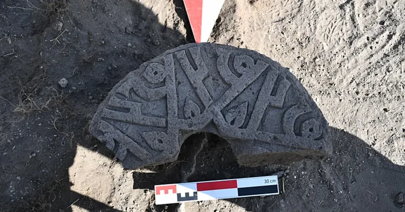 Selçuklu Mezarlığı nda Hz. Muhammed in ismi yer alan bezemeli taş bulundu