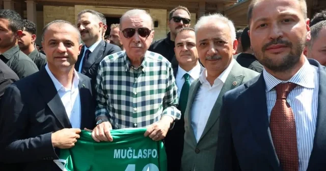 Cumhurbaşkanı Erdoğan a 48 numaralı Muğlaspor forması takdim edildi Muğla Haberleri Habertürk Yerel Haberler