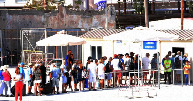 Kapıda vizeyi duyan uzun kuyruklar oluşturdu! Türk turist Yunan adalarını ihya etti... Sözcü Gazetesi