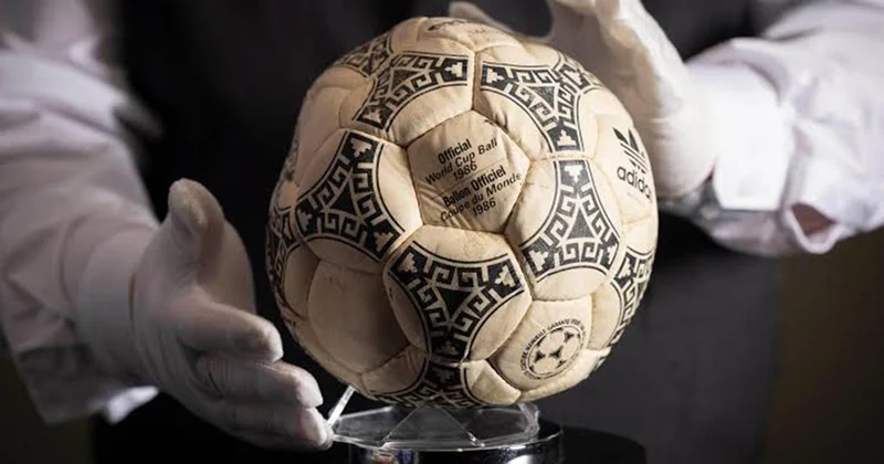 Maradona nın Tanrı nın Eli topu 3,3 milyon dolara satıldı