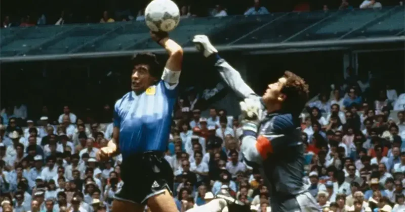 Maradona nın ikonik Tanrı nın Eli golünü attığı top 3,35 milyon dolara satıldı Fanatik Gazetesi Futbol Haberleri Spor