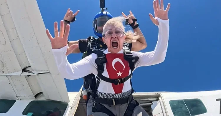 Atlaya zıplaya yaşıyoruz hayatı