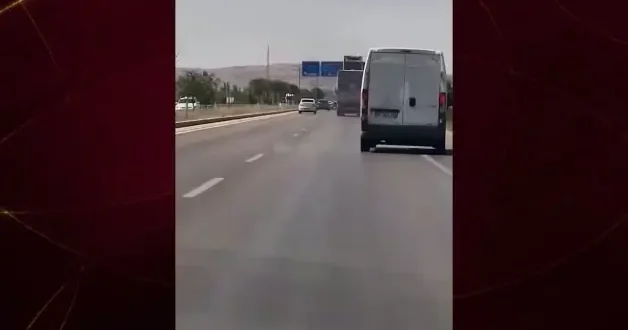 Afyonkarahisar da açık kalan damper yön levhasını böyle yıktı