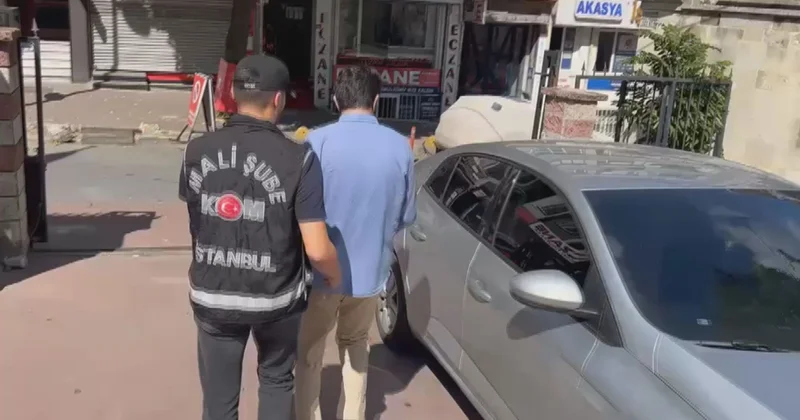 Tutuklanan Pusula Holding Başkanı Turhan ın polis aracına biniş anları görüntülendi