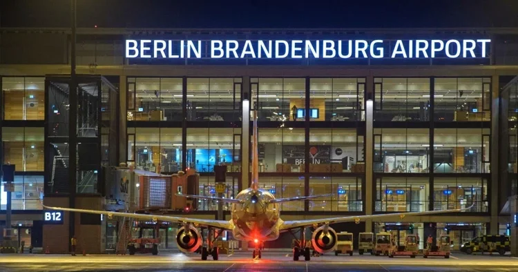 Berlin de İHA alarmı: Brandenburg Havalimanı kapatıldı
