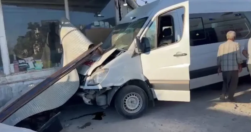 İşçi servisi dükkana daldı: Çok sayıda yaralı var
