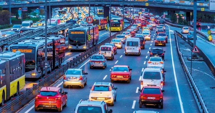 İstanbul trafiği ömürden çalıyor