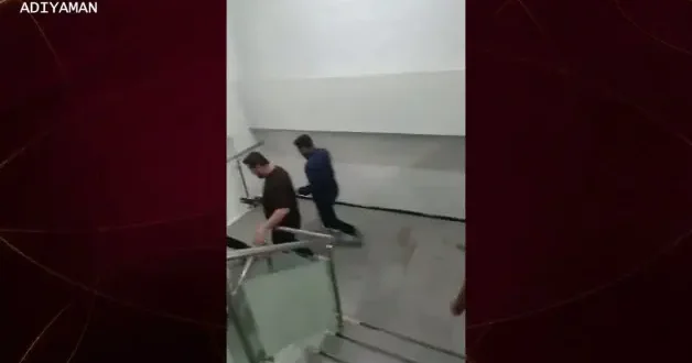 Deprem anı ve sonrası kamerada: Sarsıntı başlar başlamaz dışarı fırladılar!